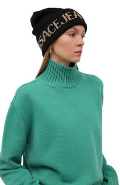 Женская шапка VERSACE JEANS COUTURE черного цвета, арт. 71VAZK40-BIG BEANIE BASIC MACR0L0G0/ZG020 | Фото 2 (Материал: Текстиль, Синтетический материал, Шерсть; Материал сплава: Проставлено; Нос: Не проставлено)