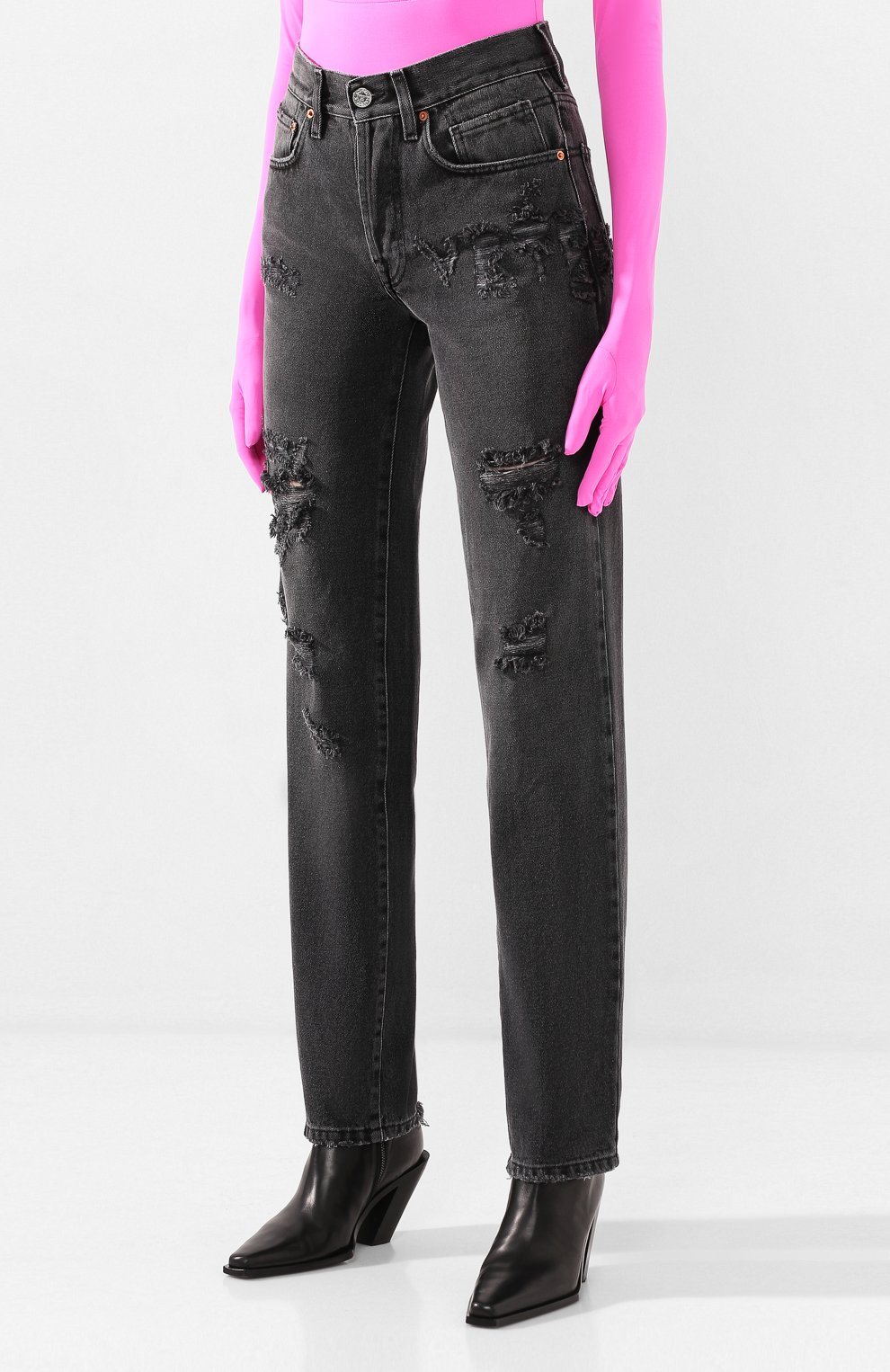 Джинсы с потертостями VETEMENTS черного цвета по цене 95150 руб., арт. WAH20PA309, фото 3 Джинсы с потертостями VETEMENTS, арт. WAH20PA309, фото 3