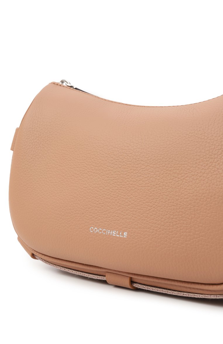 Женская сумка raquel mini COCCINELLE бежевого цвета, арт. E5SQ0550101 | Фото 3 (Ремень/цепочка: На ремешке; Размер: mini; Материал: Натуральная кожа)