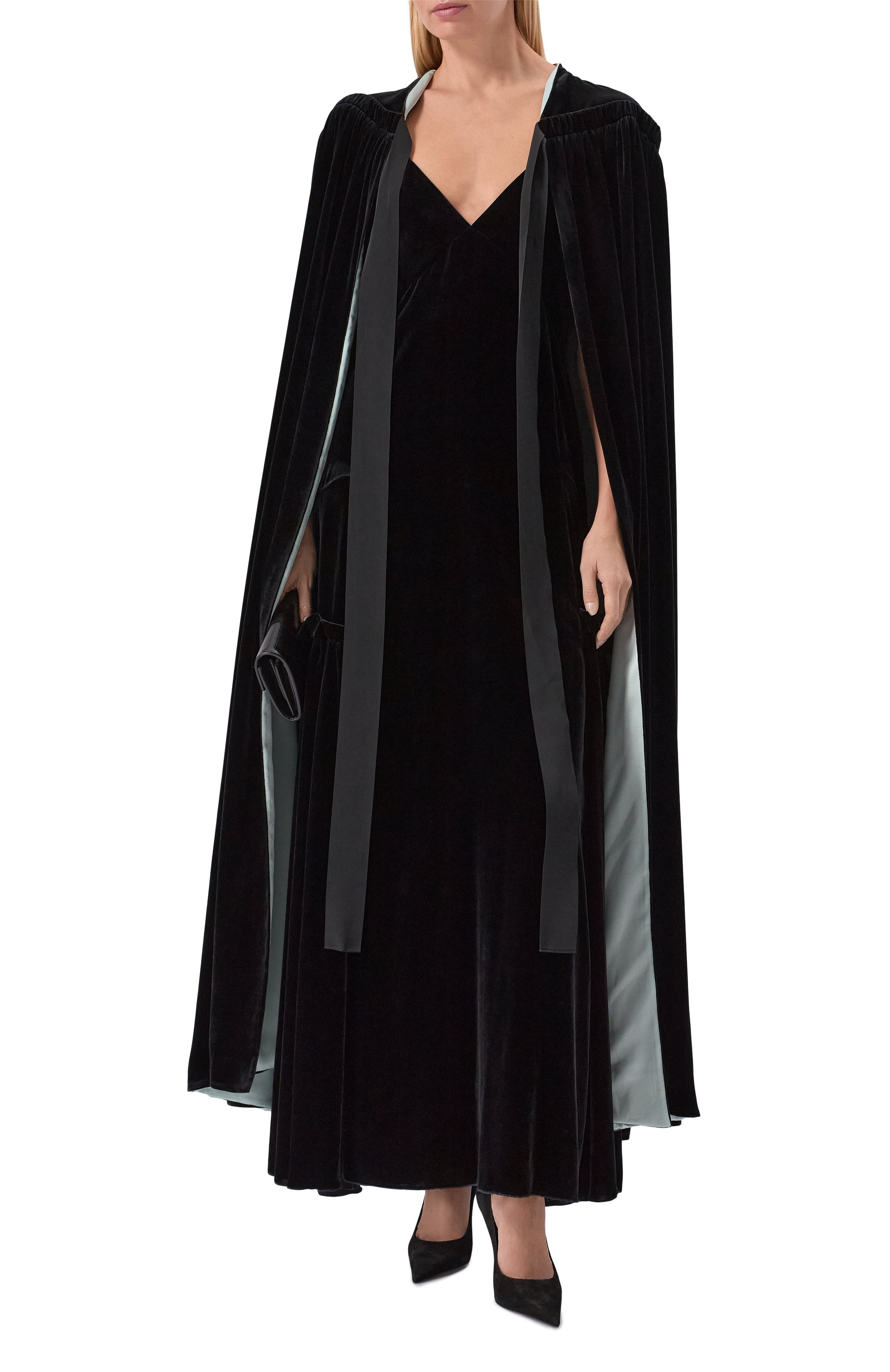 Бархатный кейп GIULIA GURMAN черного цвета по цене 370000 руб., арт. D13, фото 2 Бархатный кейп GIULIA GURMAN, арт. D13, фото 2