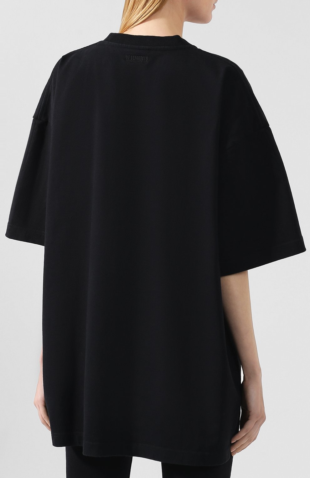 Хлопковая футболка VETEMENTS черного цвета по цене 32900 руб., арт. UAH20TR673/W, фото 4 Хлопковая футболка VETEMENTS, арт. UAH20TR673/W, фото 4
