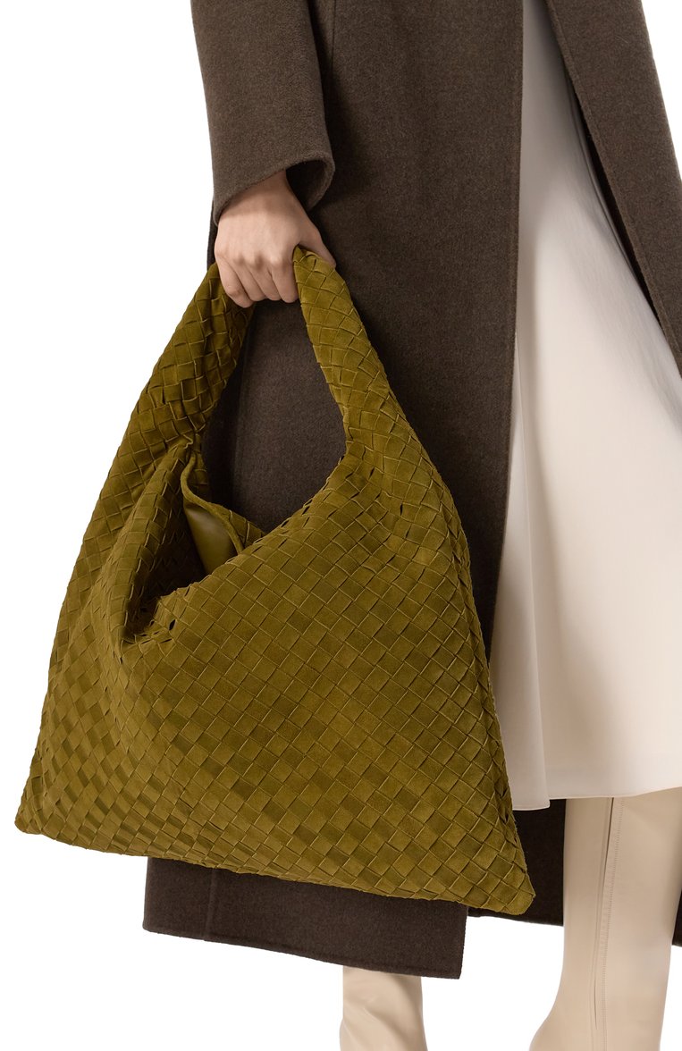 Женская сумка hop large BOTTEGA VENETA зеленого цвета, арт. 763970 V1QE3 | Фото 2 (Материал: Натуральная кожа, Натуральная замша; Материал сплава: Проставлено; Драгоценные камни: Проставлено; Размер: large)