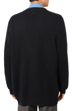 Мужской кашемировый кардиган PRADA темно-синего цвета, арт. UMG109-1Z9F-F0008-221 | Фото 4 (Материал внешний: Шерсть, Кашемир; Длина (для топов): Удлиненные; Рукава: Длинные; Мужское Кросс-КТ: Кардиган-одежда; Стили: Кэжуэл; Драгоценные камни: Проставлено; Материал сплав�а: Проставлено)