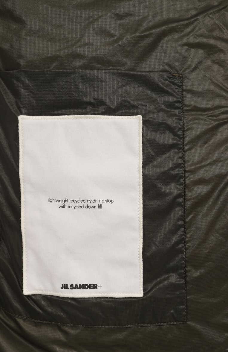 Мужской пуховый жилет JIL SANDER хаки цвета, арт. J47AF0148-J70122 | Фото 6 (Длина (верхняя одежда): Короткие; Материал внешний: Синтетический материал; Материал подклада: Синтетический материал; Автоматизация ТО: Проста�влено; Автоматизация состава: Проставлено; Материал утеплителя: Пух и перо; Стили: Кэжуэл; Мужское Кросс-КТ: жилеты-объемные)