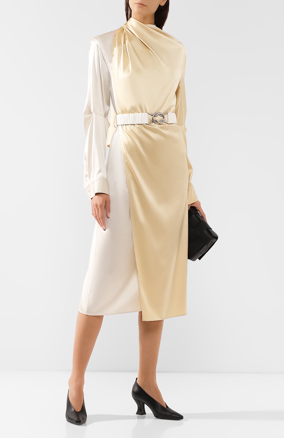 Шелковое платье BOTTEGA VENETA бежевого цвета по цене 374000 руб., арт. 582779/VA6R2, фото 2 Шелковое платье BOTTEGA VENETA, арт. 582779/VA6R2, фото 2