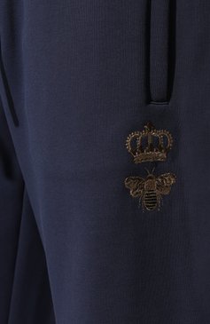 Мужские хлопковые шорты DOLCE & GABBANA темно-синего цвета, арт. GVF8AZ/HU7H9 | Фото 5 (Материал сплава: Проставлено; Длина Шорты М: Ниже колена; Материал внешний: Хлопок; Драгоценные камни: Проставлено; Случай: Повседневный; Принт: Без принта; Стили: Спорт-шик)