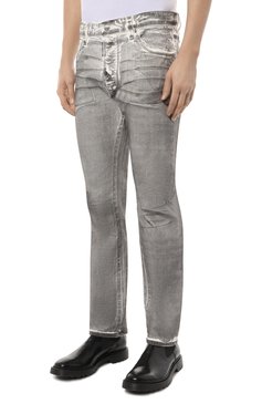 Мужские джинсы DSQUARED2 серого цвета, арт. S79LA0075/S30733 | Фото 3 (Силуэт М (брюки): Прямые; Кросс-КТ: Деним; Длина (брюки, джинсы): Стандартные; Стили: Гранж; Материал сплава: Проставлено; Материал внешний: Хлопок, Деним; Детали: Потертости; Драгоценные камни: Проставлено)