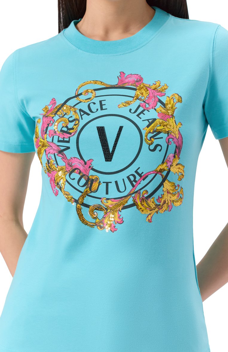 Женская хлопковая футболка VERSACE JEANS COUTURE бирюзового цвета, арт. 78HAHC01/CJ02C | Фото 5 (Длина (для топов): Стандартные; Рукава: Короткие; Материал внешний: Хлопок; Стили: Кэжуэл; Женское Кросс-КТ: Футболка-одежда; Принт: С принтом)