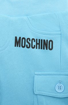 Детского комплект из футболки и шорт MOSCHINO голубого цвета, арт. HUG000/LAA23/4-8 | Фото 7 (Рукава: Короткие; Материал сплава: Проставлено; Материал внешний: Хлопок; Драгоценные камни: Проставлено; Мальчики Кросс-КТ: Костюмы-спорт; Ростовка одежда: 4 года | 104 см, 8 лет | 128 см, 6 лет | 116 см, 5 лет | 110 см)