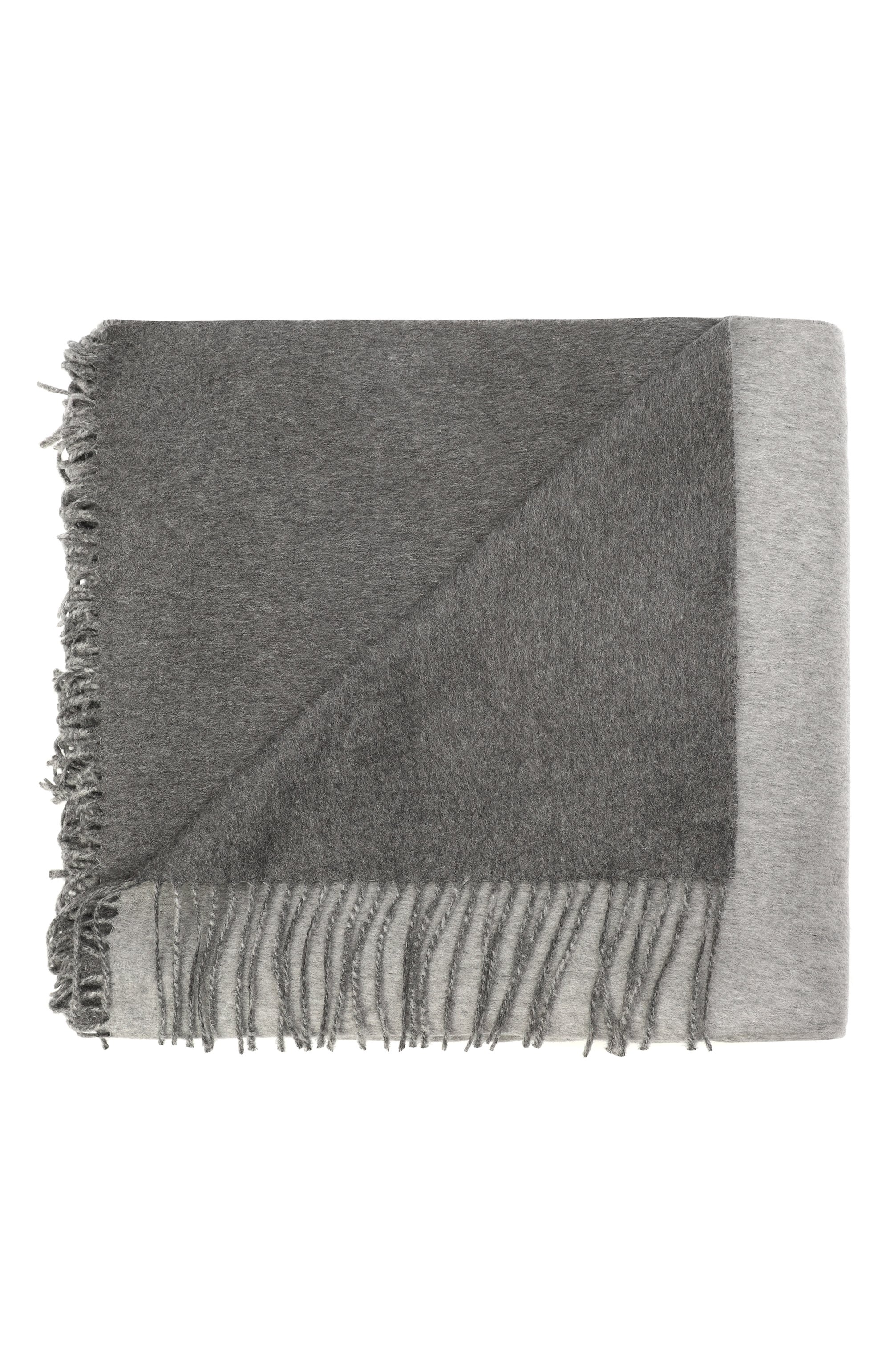 Шелковый плед BRUNELLO CUCINELLI серого цвета по цене 192500 руб., арт. MPAG90133L, фото 1 Шелковый плед BRUNELLO CUCINELLI, арт. MPAG90133L, фото 1