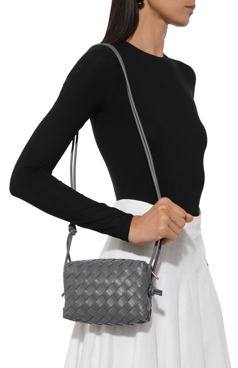 Женская сумка loop mini BOTTEGA VENETA серого цвета, арт. 680254/V1G11 | Фото 2 (Материал: Натуральная кожа; Размер: mini; Ремень/цепочка: На ремешке)