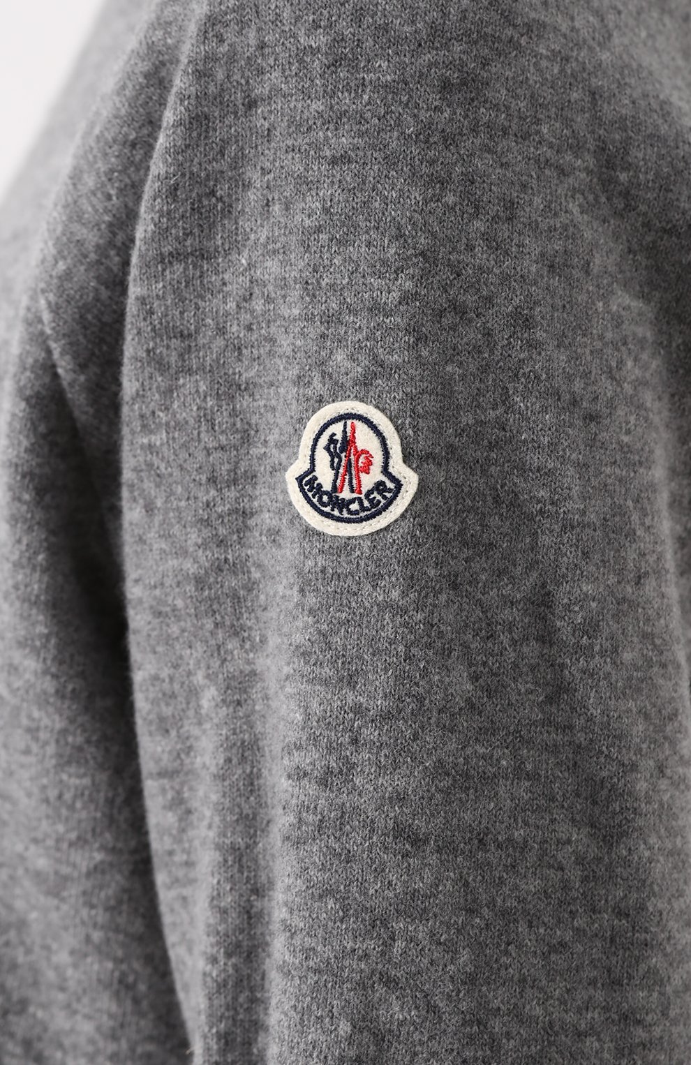 Шерстяной свитер с высоким воротником MONCLER светло-серого цвета по цене 34500 руб., арт. C2-093-92907-30-98145, фото 5 Шерстяной свитер с высоким воротником MONCLER, арт. C2-093-92907-30-98145, фото 5