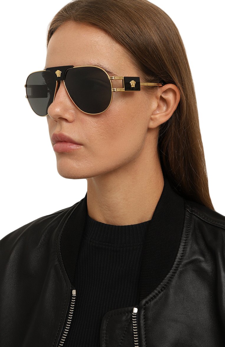 Женские солнцезащитные очки VERSACE черного цвета, арт. 2252-100287 | Фото 2 (Региональные ограничения белый список (Axapta Mercury): Не проставлено; Нос: Не проставлено; Кросс-КТ: С/з-унисекс; Тип очков: С/з; Материал: Металл; Оптика Гендер: оптика-унисекс; Очки форма: Авиаторы)