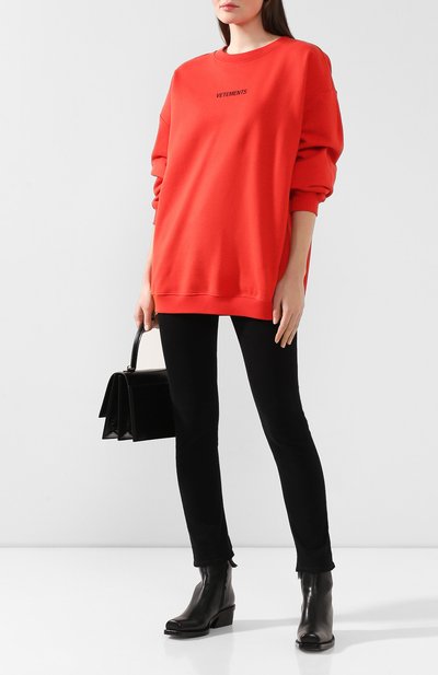 Хлопковый свитшот VETEMENTS красного цвета по цене 42300 руб., арт. UAH20TR726/W, фото 2 Хлопковый свитшот VETEMENTS, арт. UAH20TR726/W, фото 2