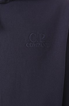 Мужской хлопковая толстовка C.P. COMPANY темно-синего цвета, арт. 18CMSS044A005086W | Фото 6 (Материал сплава: Проставлено; Материал внешний: Хлопок; Рукава: Длинные; Драгоценн�ые камни: Проставлено; Длина (для топов): Стандартные; Мужское Кросс-КТ: Толстовка-одежда; Стили: Кэжуэл)