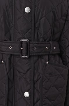 Женская куртка BURBERRY черного цвета, арт. 8071843 | Фото 6 (Длина (верхняя одежда): Короткие; Драгоценные камни: Проставлено; Материал подклада: Синтетический материал; Материал сплава: Проставлено; Рукава: Длинные; Кросс-КТ: Легкие, Куртка; Стили: Кэжуэл; Материал внешний: Синтетический материал)