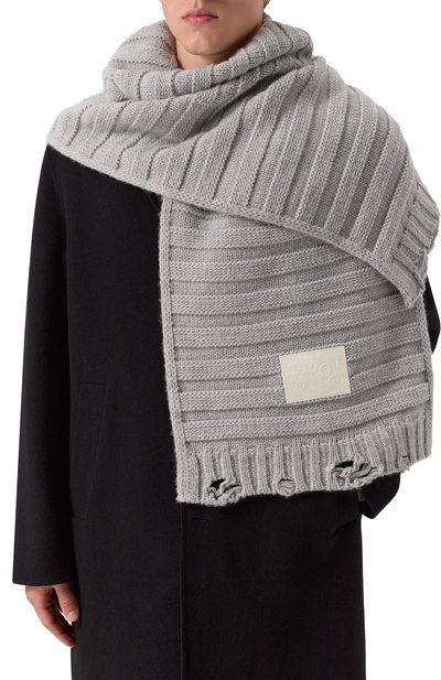 Шарф MM6 серого цвета по цене 45900 руб., арт. S52TE0054/M13040, фото 2 Шарф MM6, арт. S52TE0054/M13040, фото 2