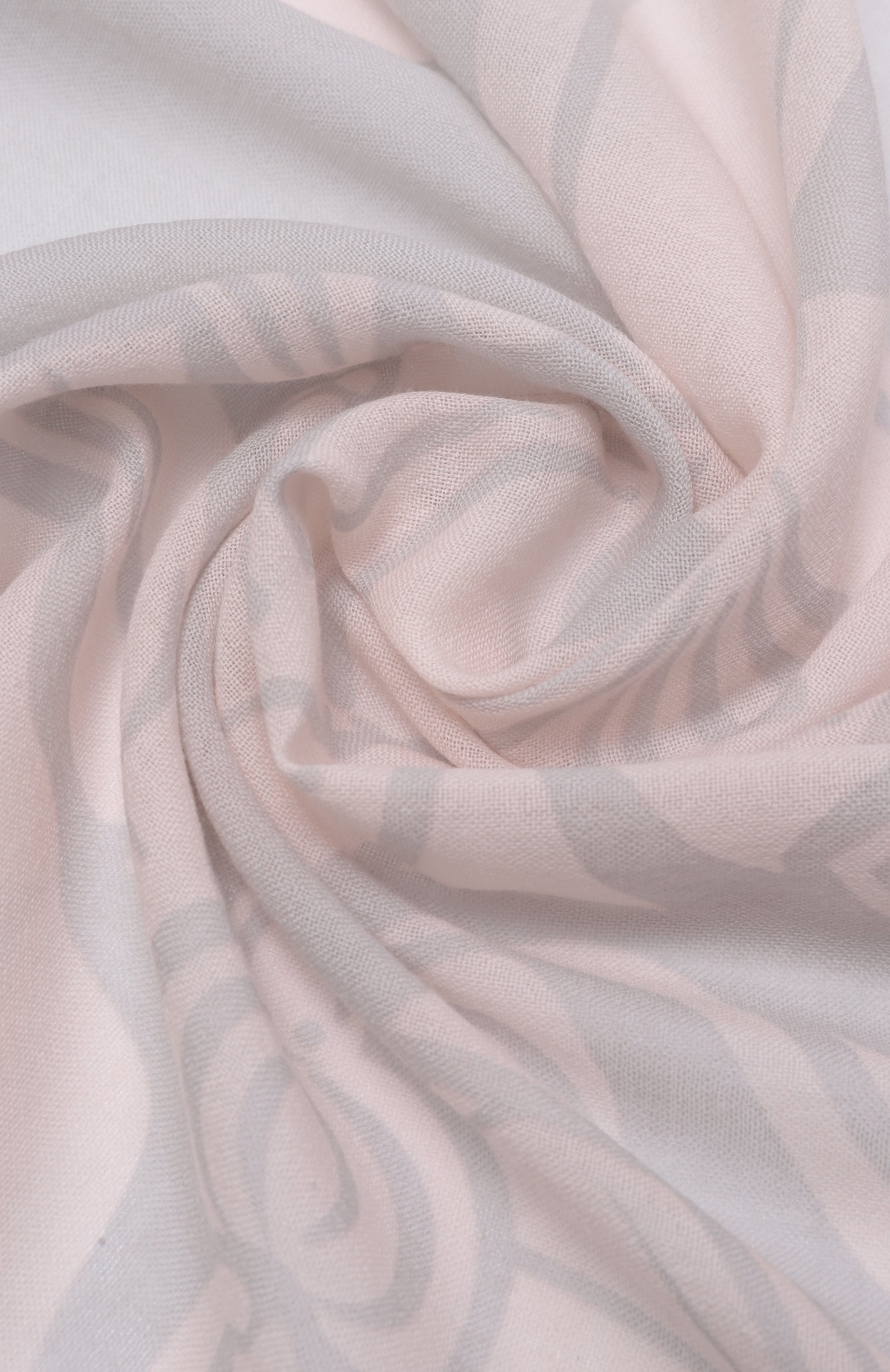 Шерстяной палантин BURBERRY серого цвета по цене 73950 руб., арт. 8113028, фото 3 Шерстяной палантин BURBERRY, арт. 8113028, фото 3