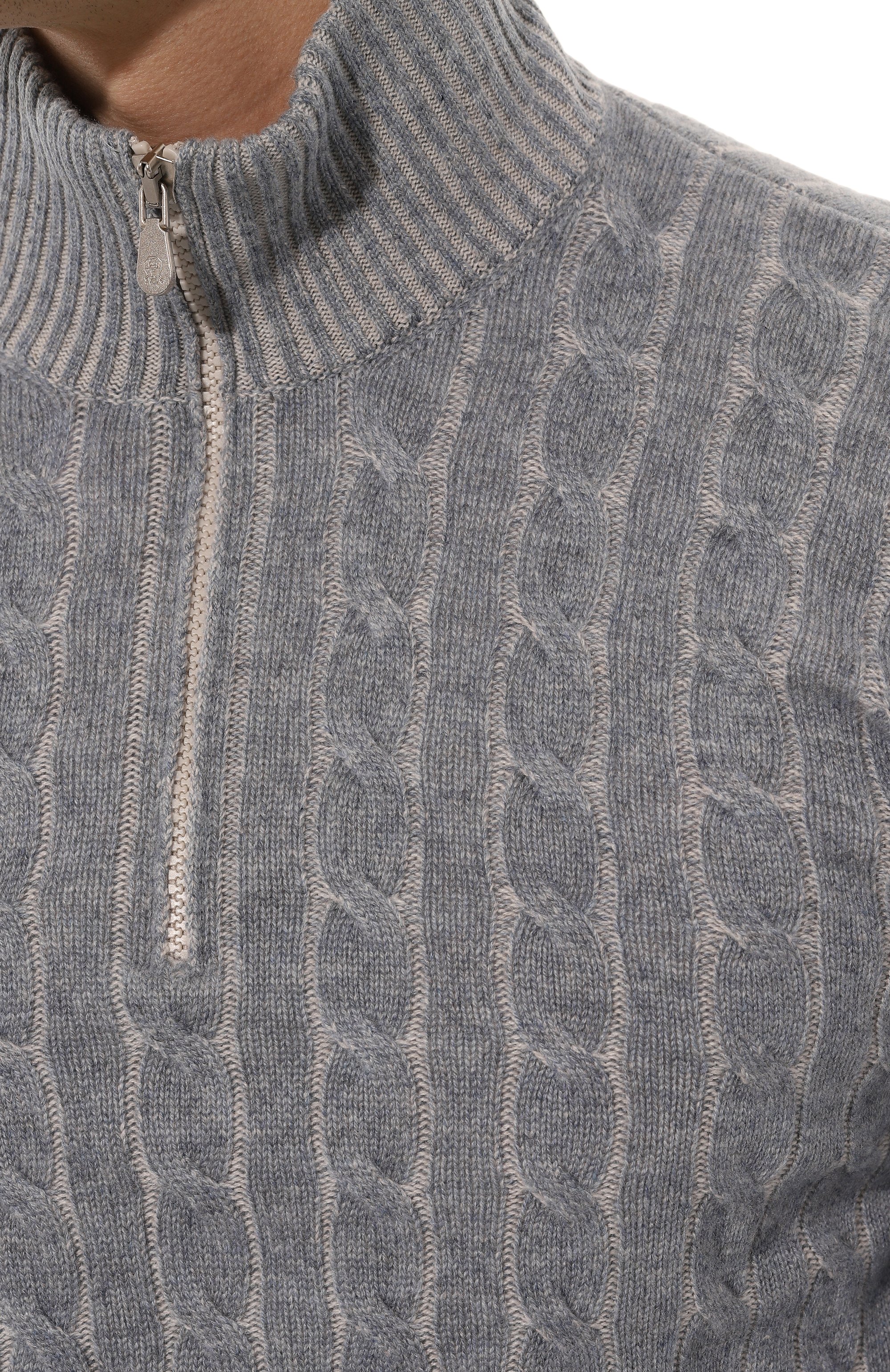 Кашемировый джемпер BRUNELLO CUCINELLI светло-серого цвета по цене 337000 руб., арт. M22700604, фото 5 Кашемировый джемпер BRUNELLO CUCINELLI, арт. M22700604, фото 5