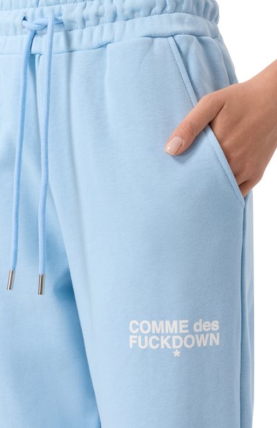 Хлопковые джоггеры COMME DES FUCKDOWN голубого цвета по цене 13250 руб., арт. CFABW01209, фото 5 Хлопковые джоггеры COMME DES FUCKDOWN, арт. CFABW01209, фото 5