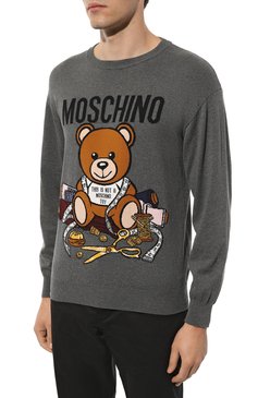 Мужской хлопковый джемпер MOSCHINO темно-серого цвета, арт. V0922/5205 | Фото 3 (Мужское Кросс-КТ: Джемперы; Рукава: Длинные; Длина (для топов): Стандартные; Принт: С принтом; Материал сплава: Проставлено; Материал внешний: Хлопок; Драгоценные камни: Проставле�но; Вырез: Круглый; Стили: Кэжуэл)