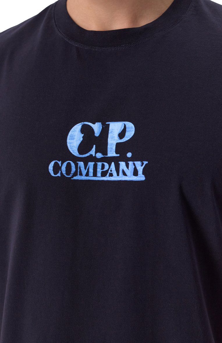 Мужская хлопковая футболка C.P. COMPANY темно-синего цвета, арт. 18CMTS143A006586W | Фото 5 (Материал внешний: Хлопок; Рукава: Короткие; Материал сплава: Проставлено; Драгоценные камни: Проставлено; Длина (для топов): Стандартные; Принт: С принтом; Стили: Кэжуэл; Мужское Кросс-КТ: Футболка-одежда; Кросс-КТ: Джерси)