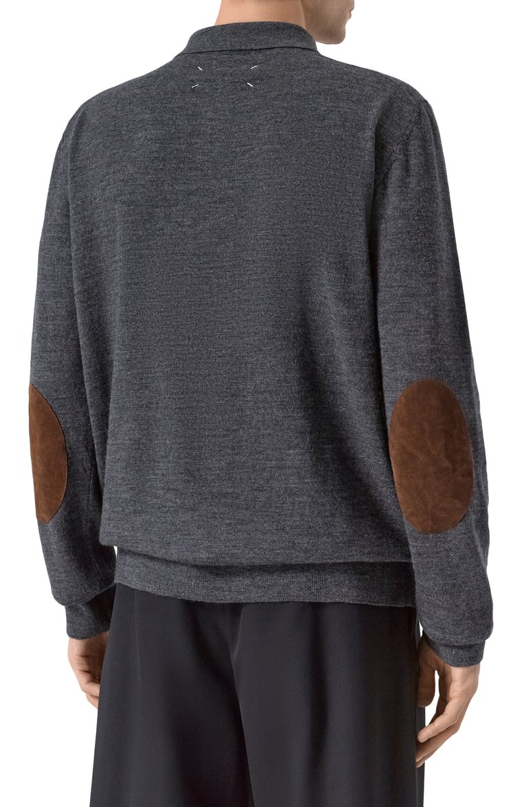 Мужское шерстяное поло MAISON MARGIELA темно-серого цвета, арт. S50GL0061/M13098 | Фото 4 (Рукава: Длинные; Длина (для топов): Стандартные; Материал внешний: Шерсть; Кросс-КТ: Трикотаж; Принт: Без принта; Застежка: Пуговицы; Стили: Минимализм, Кэжуэл)