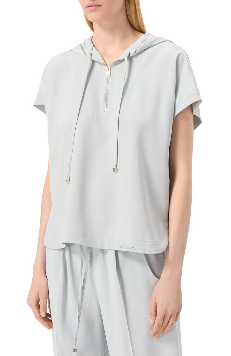 Женский шелковый топ KITON светло-гол�убого цвета, арт. D59415K0923F03 | Фото 3 (Материал сплава: Проставлено; Рукава: Короткие; Материал внешний: Шелк; Драгоценные камни: Проставлено; Длина (для топов): Стандартные; Стили: Кэжуэл; Кросс-КТ: костюм)