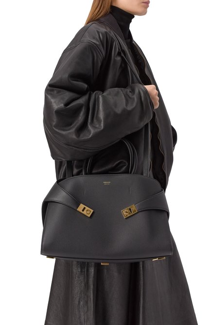 Женская сумка hug large FERRAGAMO черного цвета, арт. 215921/766591 | Фото 2 (Ремень/цепочка: На ремешке; Драгоценные камни: Проставлено; Материал: Натуральная кожа; Материал сплава: Проставлено; Размер: large)