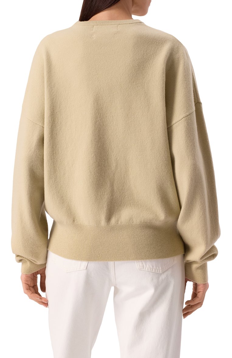 Женский кашемировый свитер EXTREME CASHMERE кремового цвета, арт. 355-182-01-TU-01 | Фото 4 (Материал внешний: Шерсть, Кашемир; Рукава: Длинные; Длина (для топов): Стандартные; Женское Кросс-КТ: Свитер-одежда; Стили: Кэжуэл; Автоматизация состава: Проставлено; Автоматизация ТО: Проставлено)