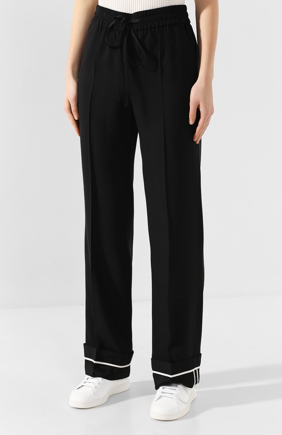 Брюки с отворотами REDVALENTINO черного цвета по цене 34550 руб., арт. TR3RBC20/0F1, фото 3 Брюки с отворотами REDVALENTINO, арт. TR3RBC20/0F1, фото 3