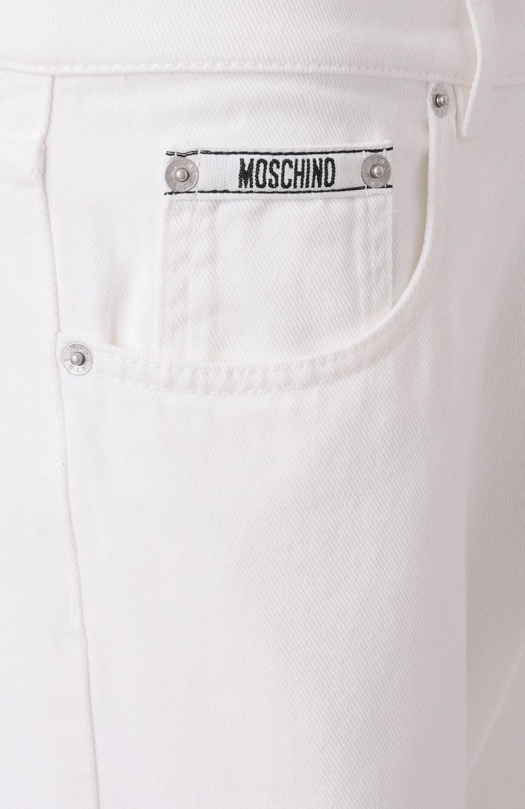 Мужские джинсы MOSCHINO белого цвета, арт. J0332/0227 | Фото 6 (Материал сплава: Проставлено; Драгоценные камни: Проставлено; Длина (брюки, джинсы): Стандартные; Кросс-КТ: Деним; Материал внешний: Деним, Хлопок; Силуэт М (брюки): Прямые; Стили: Повседневный)