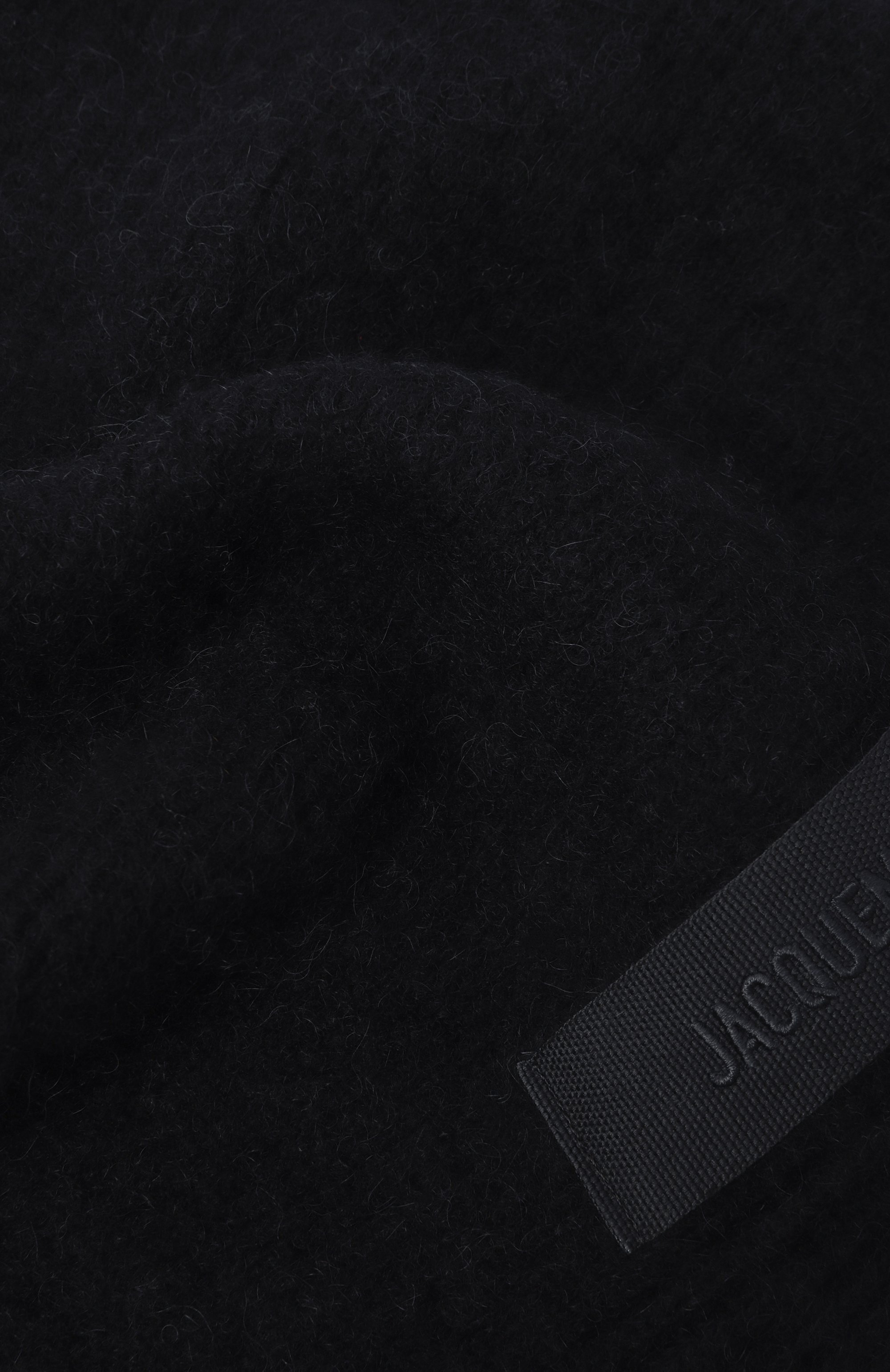 Шаль JACQUEMUS черного цвета по цене 29950 руб., арт. 24HACU00669AK0/0227, фото 3 Шаль JACQUEMUS, арт. 24HACU00669AK0/0227, фото 3