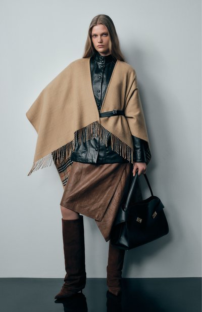 Шерстяное пончо BURBERRY бежевого цвета по цене 137000 руб., арт. 8071673, фото 5 Шерстяное пончо BURBERRY, арт. 8071673, фото 5