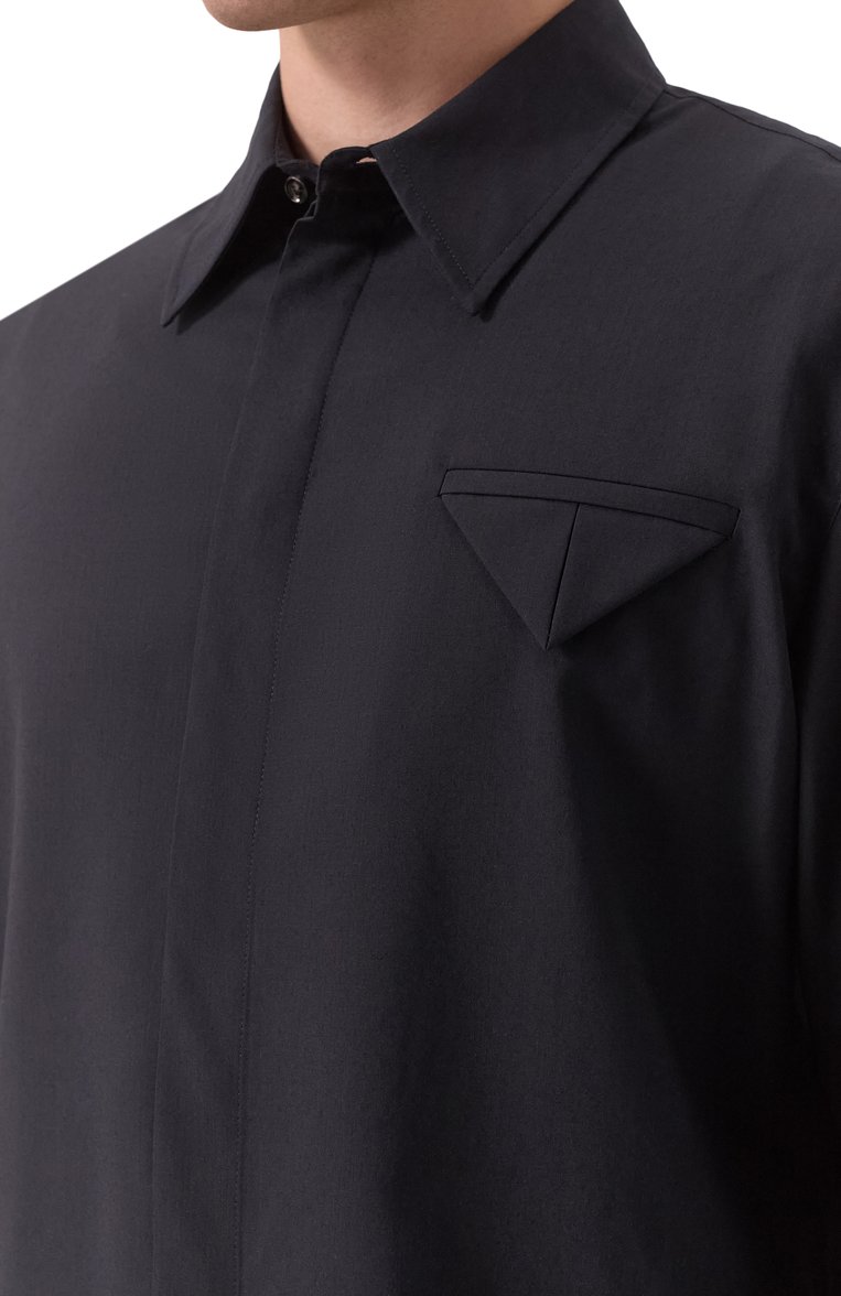 Мужская шерстяная рубашка BOTTEGA VENETA темно-синего цвета, арт. 703578/V4XP0 | Фото 5 (Длина (для топов): Стандартные; Материал внешний: Шерсть; Рукава: Длинные; Случай: Повседневный; Воротник: Кент; Принт: Однотонные; Манжеты: На пуговицах; Стили: Кэжуэл; Автоматизация состава: Проставлено; Автоматизация ТО: Проставлено; Детали: Без декора)
