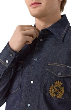 Мужская джинсовая рубашка DOLCE & GABBANA темно-синего цвета, арт. G5MN8Z/G8MG4 | Фото 5 (Материал сплава: Проставлено; Драгоценные камни: Проставлено; Рукава: Длинные; Длина (для топов): Стандартные; Манжеты: На кнопках; Воротник: Кент; Кросс-КТ: Деним; Случай: Повседневный; Стили: Кэжуэл; Материал внешний: Деним, Хлопок; Принт: Однотонные)