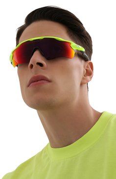 Женские солнцезащитные очки OAKLEY разноцветного цвета, арт. 9208-920849 | Фото 3 (Кросс-КТ: С/з-унисекс; Региональные ограничения белый список (Axapta Mercury): Не проставлено, RU; Нос: Не проставлено; Материал: Пластик; Тип очков: С/з; Очки форма: Маска; Оптика Гендер: оптика-унисекс)