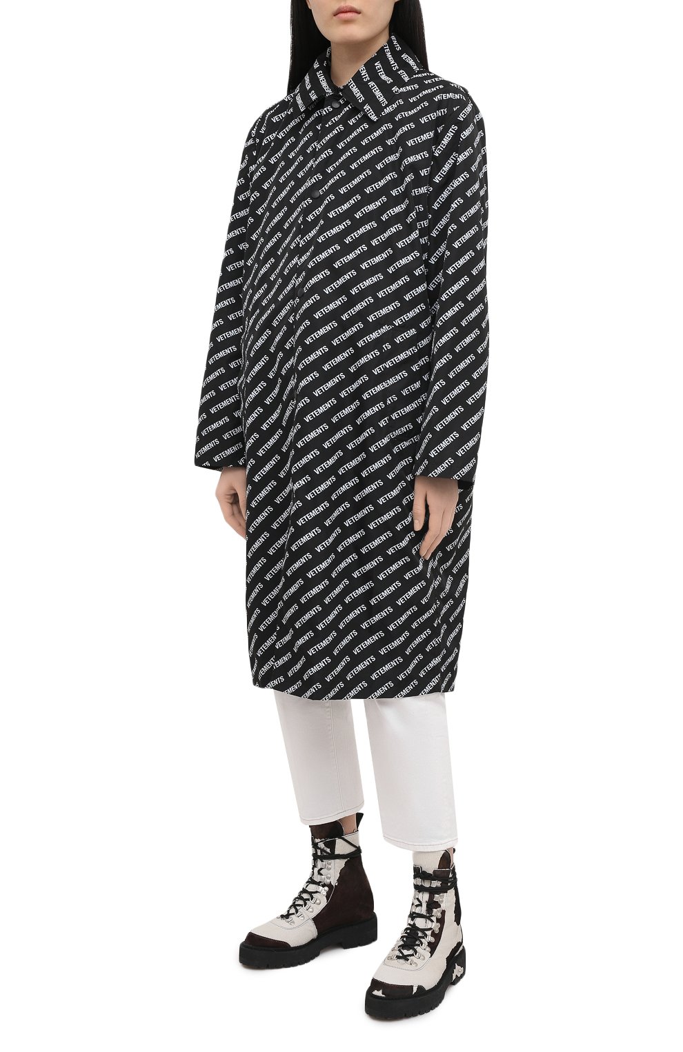 Плащ VETEMENTS черного цвета по цене 119500 руб., арт. UE51C0200B 2603/W, фото 3 Плащ VETEMENTS, арт. UE51C0200B 2603/W, фото 3