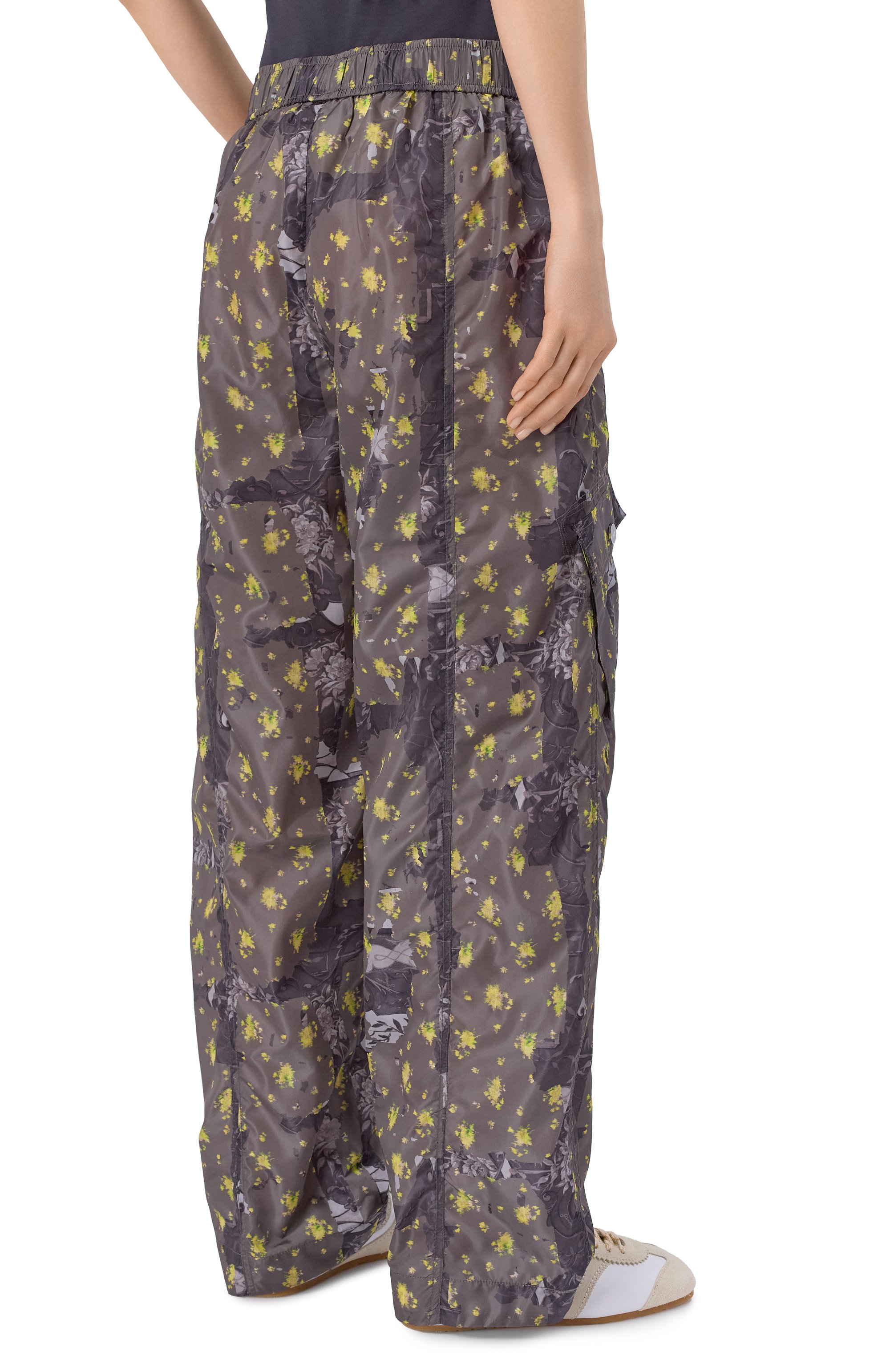 Брюки-карго GANNI темно-серого цвета по цене 37350 руб., арт. A1080166, фото 4 Брюки-карго GANNI, арт. A1080166, фото 4