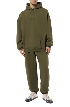 Мужские хлопковые джоггеры VETEMENTS хаки цвета, арт. UE64SP600Z | Фото 2 (Длина (брюки, джинсы): Стандартные; Материал сплава: Проставлено; Стили: Милитари; Материал внешний: Хлопок; Драгоценные камни: Проставлено; Силуэт М (брюки): Джоггеры)