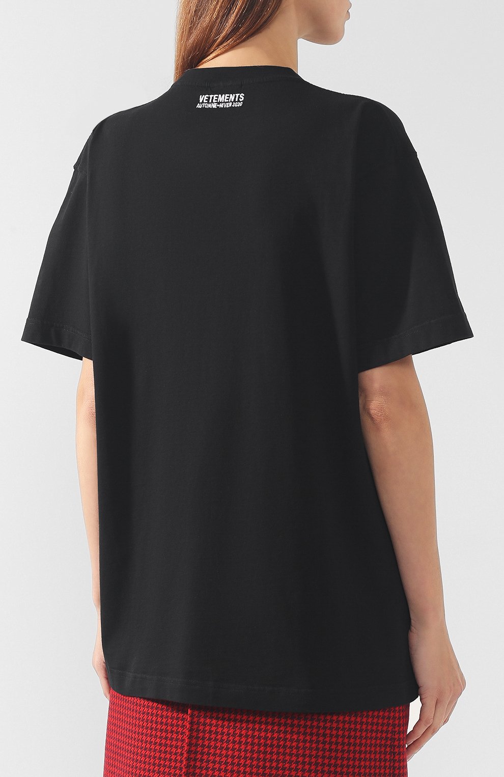 Хлопковая футболка VETEMENTS черного цвета по цене 22300 руб., арт. UAH20TR633/W, фото 4 Хлопковая футболка VETEMENTS, арт. UAH20TR633/W, фото 4