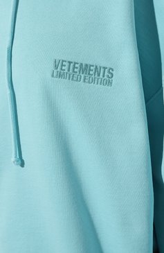 Мужского хлопковое худи VETEMENTS голубого цвета, арт. UE64HD300M | Фото 8 (Принт: Без принта; Региональные ограничения белый список (Axapta Mercury): Не проставлено; Мужское Кросс-КТ: Худи-одежда; Нос: Не проставлено; Материал внешний: Хлопок; Женское Кросс-КТ: Худи-одежда)