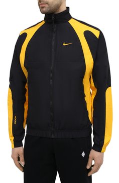 Мужской бомбер nike x drake nocta NIKELAB черного цвета, арт. DA3861-010 | Фото 3 (Кросс-КТ: Куртка, бомбер; Рукава: Длинные; Материал внешний: Синтетический материал; Принт: С принтом; Материал сплава: Проставлено; Стили: Спорт-шик; Драгоценные камни: Проставлено; Длина (верхняя одежда): Короткие)