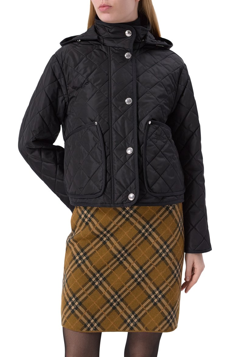 Женская куртка BURBERRY черного цвета, арт. 8072798 | Фото 3 (Длина (верхняя одежда): Короткие; Драгоценные камни: Проставлено; Материал подклада: Синтетический материал; Рукава: Длинные; Материал сплава: Проставлено; Кросс-КТ: Легкие, Куртка; Стили: Кэжуэл; Материал внешний: Синтетический материал)