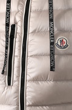 Женский пуховый жилет MONCLER светло-серого цвета, арт. E1-093-48324-98-C0000 | Фото 5 (Материал утеплителя: Пух и перо; Материал подклада: Синтетический материал; Статус проверки: Проверена категория; Длина (верхняя одежда): Короткие; Материал внешний: Синтетический материал; Женское Кросс-КТ: Верхняя одежда; Кросс-КТ: Пуховик; Драгоценные камни: Проставлено; Материал сплава: Проставлено)