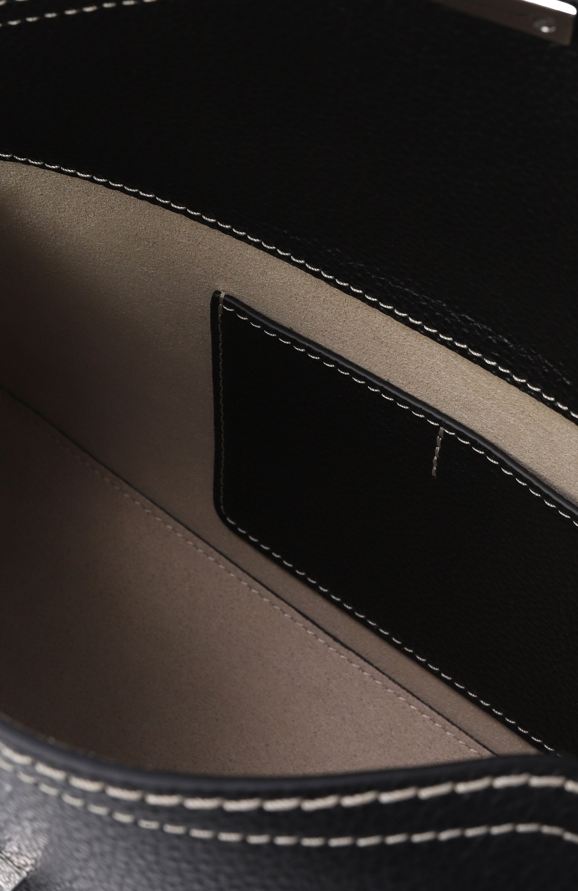 Клатч t-lock TOTEME черного цвета по цене 137000 руб., арт. 234-WLGBG423-LE0030, фото 5 Клатч t-lock TOTEME, арт. 234-WLGBG423-LE0030, фото 5