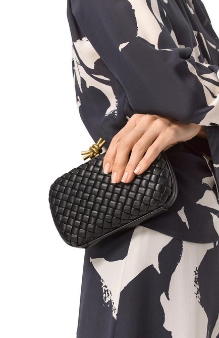 Женская клатч knot BOTTEGA VENETA черного цвета, арт. 717622/V01D1 | Фото 2 (Ошибки технического описания: Нет глубины, Нет ширины, Нет высоты; Драгоценные камни: Проставлено; Материал сплава: Проставлено; Материал: Натуральная кожа)
