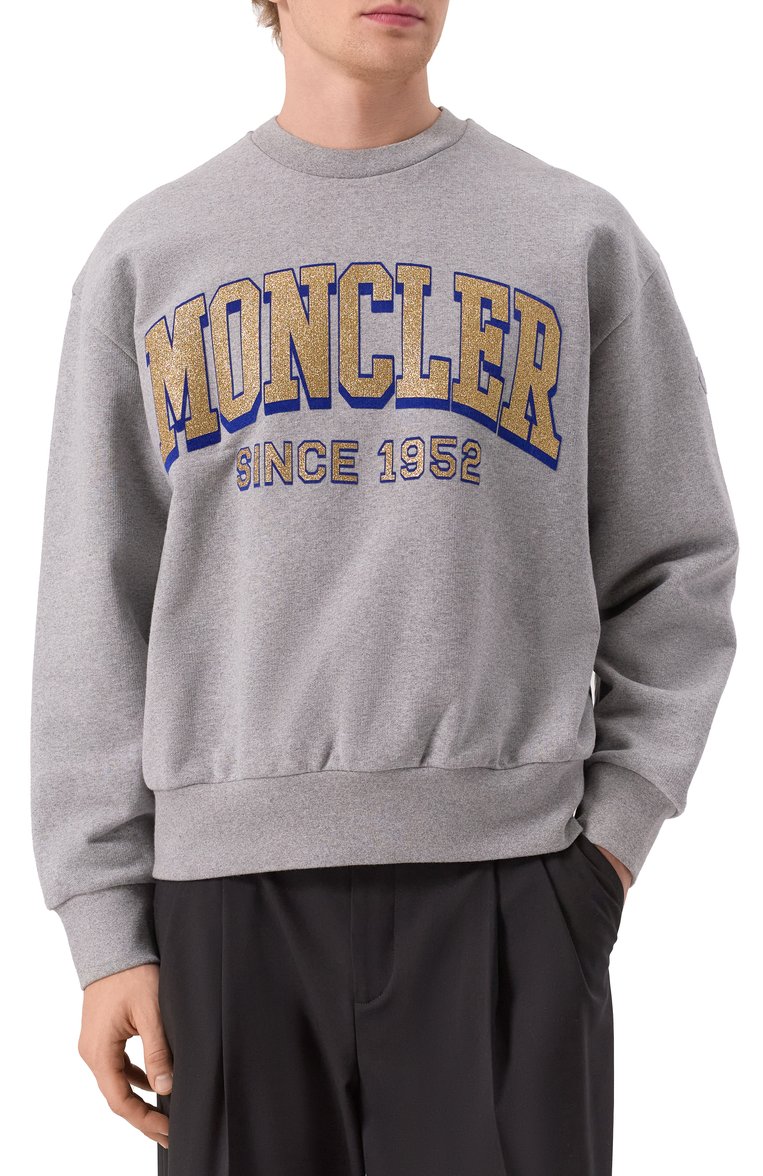 Мужской хлопковый свитшот MONCLER серого цвета, арт. 8G00019/M2642/984 | Фото 3 (Рукава: Длинные; Длина (для топов): Стандартные; Материал внешний: Хлопок; Принт: С принтом; Мужское Кросс-КТ: свитшот-одежда; Стили: Спорт-шик)