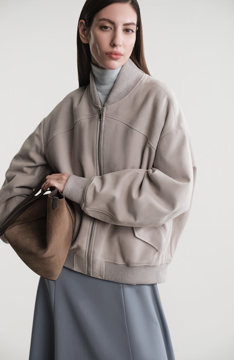 Женский замшевый бомбер MVST светло-бежевого цвета, арт. SUEDE LEATHER B0MBER | Фото 8 (Рукава: Длинные; Материал подклада: Вискоза; Длина (верхняя одежда): Короткие; Женское Кросс-КТ: Замша и кожа; Кросс-КТ: Куртка, Легкие; Стили: Кэжуэл; Материал внешний: Замша, Натуральная кожа)