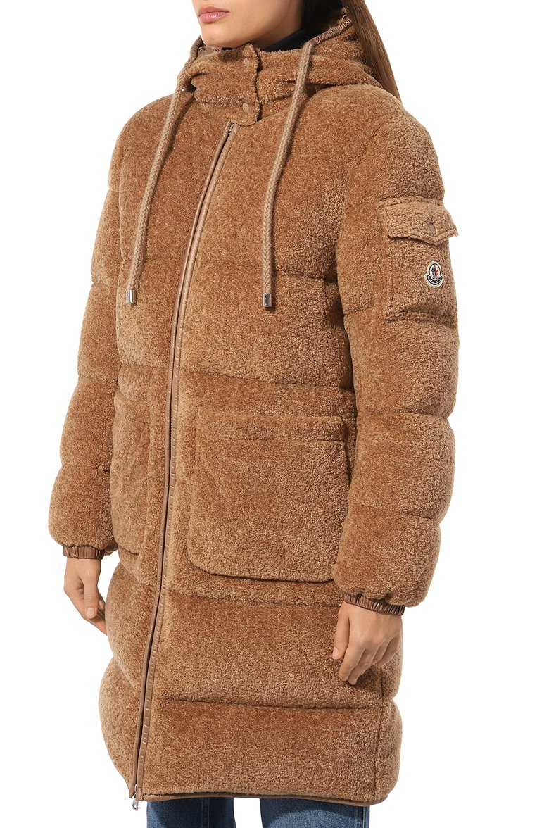 Женский пуховик MONCLER бежевого цвета, арт. 1C000-16-89A0F | Фото 3 (Материал утеплителя: Пух и перо; Длина (верхняя одежда): До колена; Драгоценные камни: Проставлено; Рукава: Длинные; Материал подклада: Синтетический материал; Материал сплава: Проставлено; Материал внешний: Хлопок, Синтетический материал; Кросс-КТ: Пуховик; Стили: Кэжуэл)